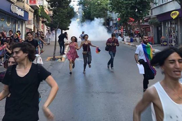 Πώς τους υποδέχτηκε πέρυσι ο Ερντογάν; Χάος στο Τουρκικό Gay Pride! Ο «Σουλτάνος» διέταξε επίθεση με σφαίρες και εκπαιδευμένους σκύλους εναντίον των ομοφυλόφιλων